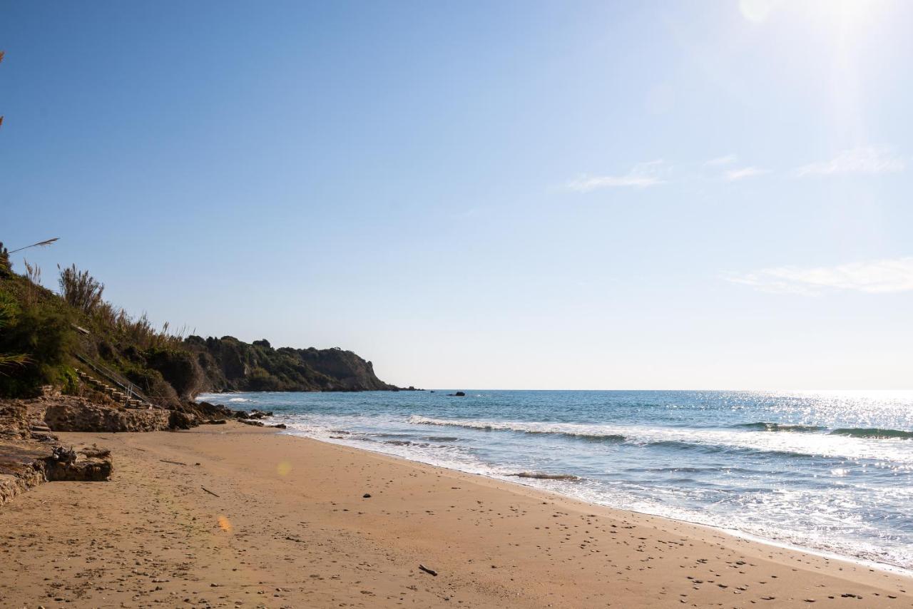 Beachfront Villa Meliti Ágios Matthaíos 외부 사진